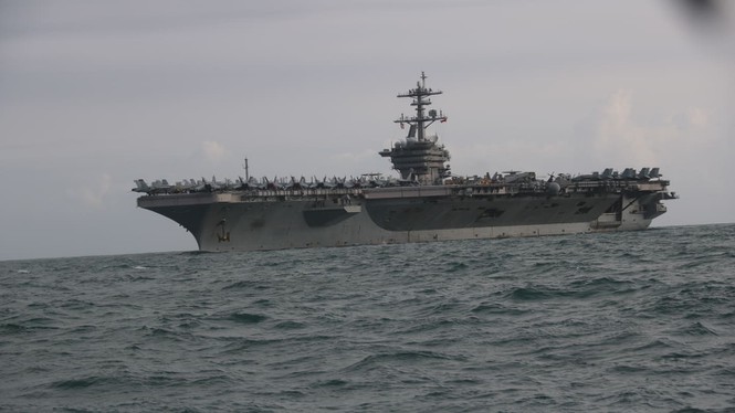 Tàu sân bay USS Theodore Roosevelt vào vịnh Đà Nẵng