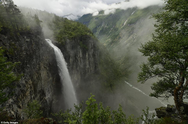 Thác nước Vettisfossen có chiều cao 275m trong vườn quốc gia Jotunheimen. Đây là một trong những thác nước cao nhất ở Na Uy.
