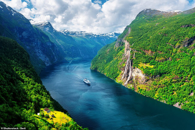 Du thuyền di chuyển dưới vịnh Geirangerfjord. Bờ bên phải là thác Seven Sisters, bao gồm 7 dòng suối cao 410m.
