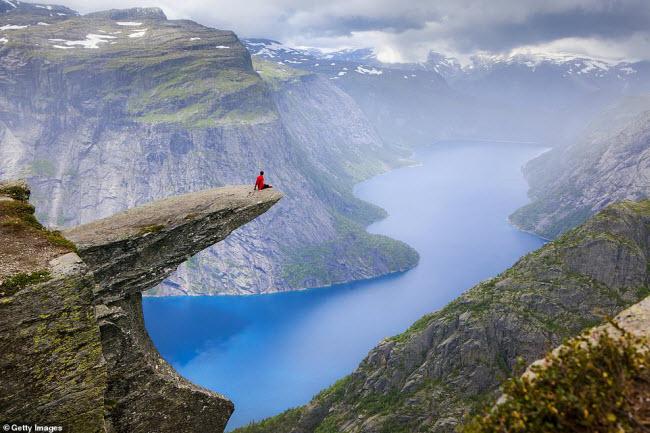 Khối đá Trolltunga nằm ở độ 1.100 m trên mặt hồ Ringedalsvatnet tại thành phố Odda. Đây là một trong những địa điểm du lịch hấp dẫn nhất ở Na Uy.
