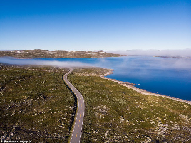 Con đường uốn lượn dọc cao nguyên núi Hardangervidda. Đây là cao nguyên núi rộng nhất ở châu Âu.
