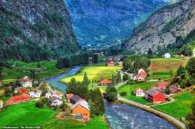 Flåm được đánh giá là ngôi làng đẹp nhất ở Na Uy, với phong cảnh núi hùng vĩ và thung lũng xanh mướt. Ngôi làng thu hút 450.000 du khách mỗi năm.
