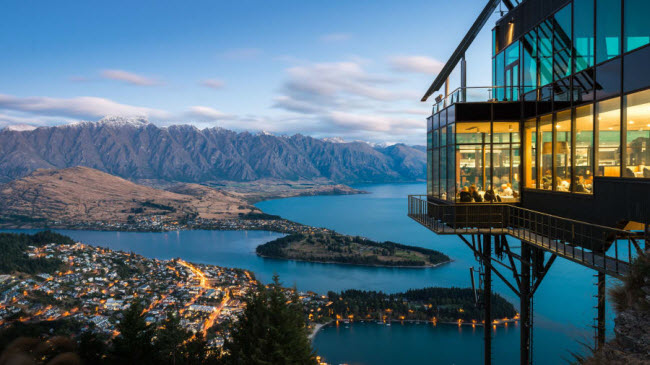 Queenstown: Thị trấn này đặt ra tiêu chuẩn cho tất cả các khu nghỉ dưỡng. Nơi đây có nhiều phong cảnh đẹp và các hoạt động hấp dẫn.