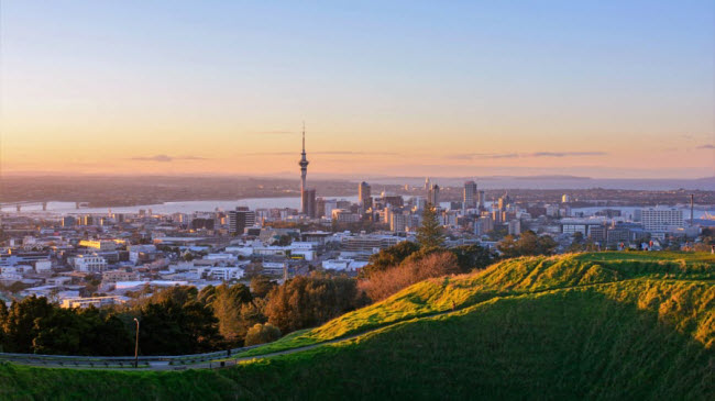 Auckland: Được coi là thành phố lớn nhất và đa dạng văn hóa nhất ở New Zealand, Auckland có cuộc sống sôi động và nhiều bãi biển đẹp.