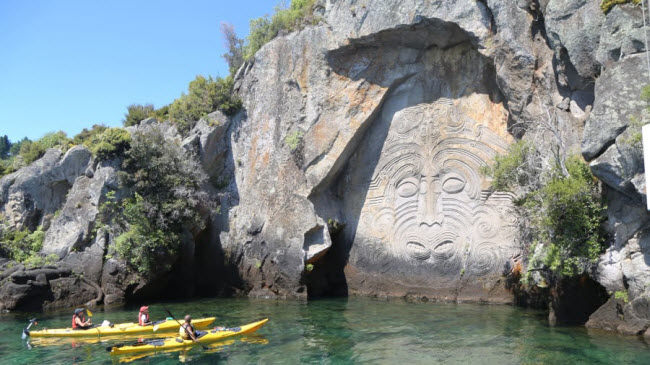 Hồ Taupo: Phong cảnh xung quanh hồ Taupo dường như được tạo nên để dành cho những người đam mê du lịch. Hoạt động được du khách ưa thích ở đây là chèo thuyền kayak khám phá thiên nhiên quanh hồ.