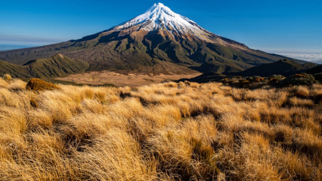 Núi Taranaki: Ngọn núi này có hình đối xứng gần như hoàn hảo và được so sánh với núi Phú Sĩ ở Nhật Bản.