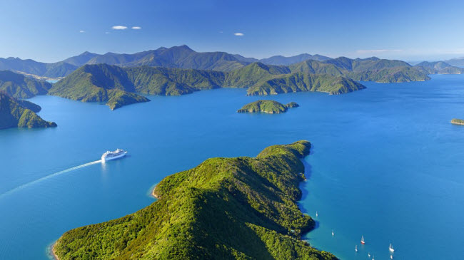 Marlborough Sounds: Đây là mạng lưới các thung lũng ngập nước dọc bờ biển ở New Zealand. Marlborough Sounds có hơn 50 khu bảo tồn thiên và nhiều thắng cảnh đẹp.