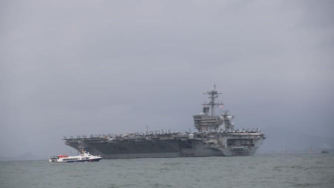 Tới khoảng 9h30, tàu USS Theodore Roosevelt neo đậu ở phao số 0, trước bãi Cát Vàng ở bán đảo Sơn Trà.