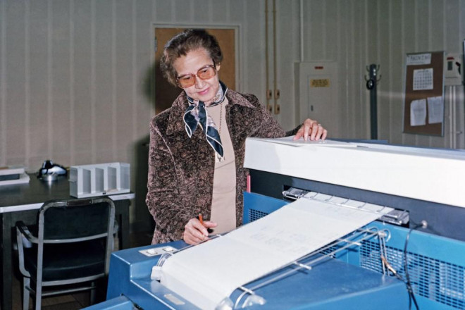 Bà Katherine Johnson cùng cỗ máy tính phức tạp của mình ở Trung tâm Nghiên cứu Langley, ảnh chụp năm 1980. Ảnh: NASA.