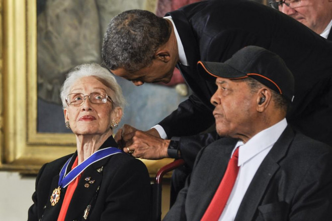 Cựu Tổng thống Barack Obama trao huân chương cho bà Katherine G. Johnson vào 24/11/2015. Ảnh: Kris Connor—WireImage.