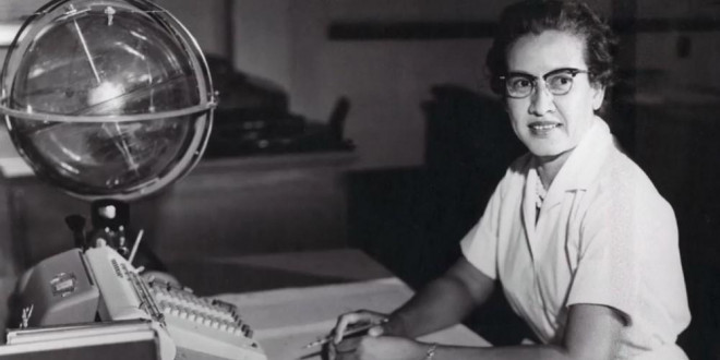 Katherine Johnson, nữ anh hùng thầm lặng sau những lần đầu tiên của hàng không vũ trụ Mỹ, chụp ảnh tại nơi bà làm việc - Trung tâm Nghiên cứu Langley ở Hampton, bang Virginia, Mỹ. Ảnh: NASA.