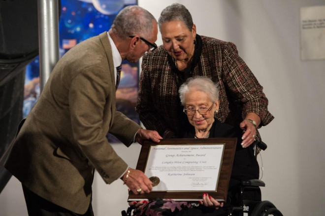 Nguyên Giám đốc NASA Charles Bolden trao bằng khen cho bà vào 01/12/2016. Ảnh: NASA.