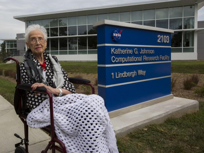 Nhà toán học Katherine Johnson tham dự lễ khánh thành một cơ sở mới của NASA vào năm 2017. Ảnh: NASA.