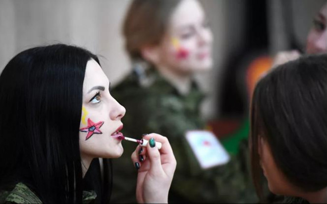 "Trang điểm dưới lớp ngụy trang"- một cuộc thi đặc biệt dành cho 50 nữ quân nhân đến từ khắp nước Nga vào dịp ngày Quốc tế phụ nữ 8/3 đến gần. Ảnh: Sputnik