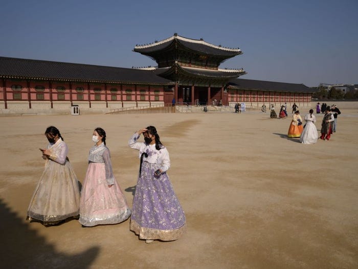 Khách du lịch cũng đeo khẩu trang tại Cung điện Gyeongbokgung, một trong những điểm tham quan mang tính biểu tượng nhất ở Seoul, Hàn Quốc. Quảng trường cung điện cũng trống vắng hơn hẳn ngày thường.