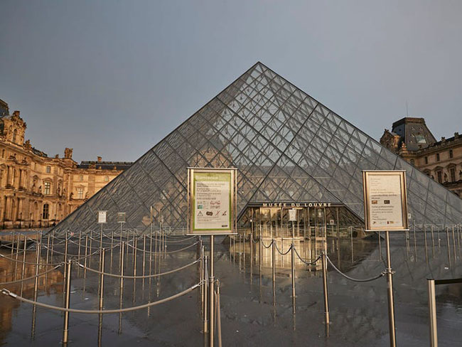 Bảo tàng Louvre ở Paris (Pháp), nhà của bức tranh nổi tiếng Mona Lisa, là phòng trưng bày được ghé thăm nhiều nhất trên thế giới. Vào ngày 1 tháng 3, bảo tàng thông báo rằng sẽ ngừng mở cửa vì Covid-19 và chưa có kế hoạch về ngày mở cửa đón khách trở lại.