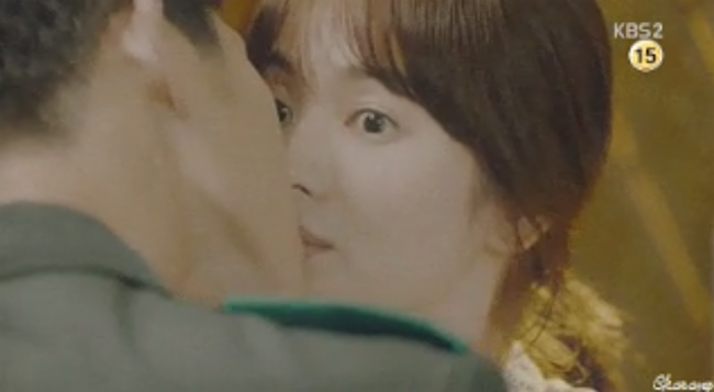 Trong hậu trường, Song Hye Kyo đứng yên để Song Joong Ki hôn đến 100 lần đủ các góc độ trong cả quá trình quay bộ phim này.
