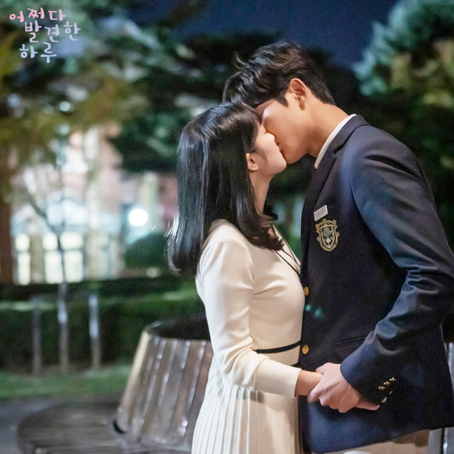 Trong Extraordinary you (2019), cặp đôi chênh lệch chiều cao Ro Woon và Kim Hye Yoon có nụ hôn ngọt ngào lãng mạn.