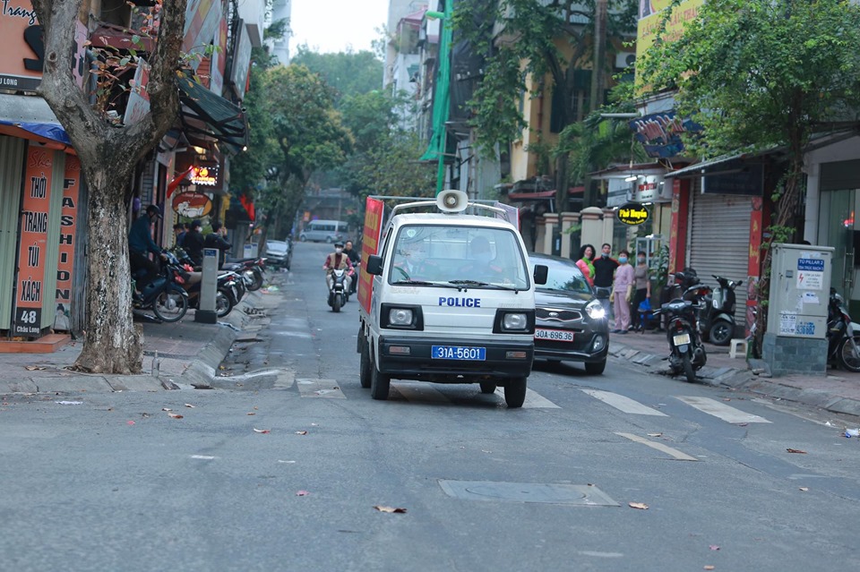 Xe đi tuần tra của lực lượng công an phường và thông báo cho người dân không mở hàng quán, hạn chế tập trung đông người…