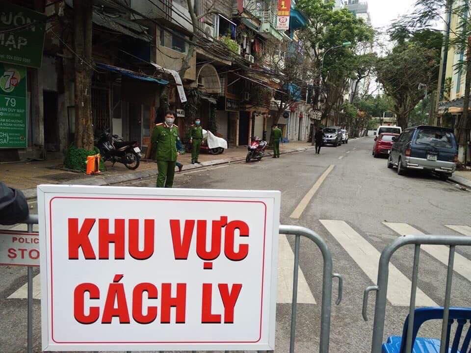 Tấm biển “Khu vực cách ly” đã được dựng lên trước hàng rào chắn của phố Trúc Bạch.