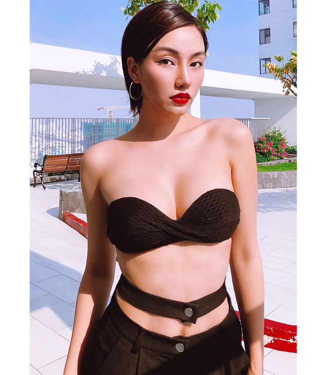 Gigi Hương Giang đang trở nổi rần rần trên mạng xã hội với biệt danh "miêu nữ đời thật". Cô nàng sinh năm 1990 sở hữu vẻ ngoài ấn tượng cùng phong cách thời trang cá tính, quyến rũ. 