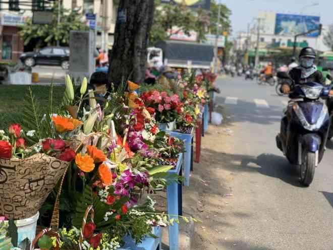 Ngã 4, đài liệt sỹ đường Nguyễn Văn Lượng hoa bày bán ở vỉa hè sáng thứ 7 nhưng thưa thớt người ghé mua