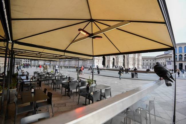Chủ một nhà hàng ở khu vực vốn có đông khách du lịch tại Milan cho hay: "Chúng tôi mất 90% khách trong tuần vừa qua".