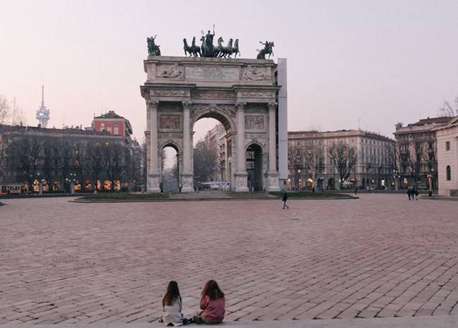 Khu vực  Arco della Pace tai trung tâm thành phố vốn là nơi đông đúc nay cũng vắng vẻ và chỉ lác đác người.
