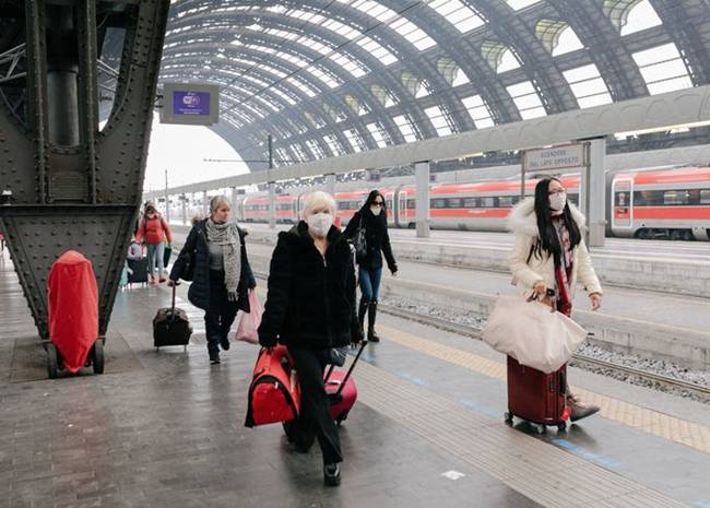 Tại một nhà ga ở Milan, có rất ít khách nguyên nhân cũng do khách không đến du lịch.