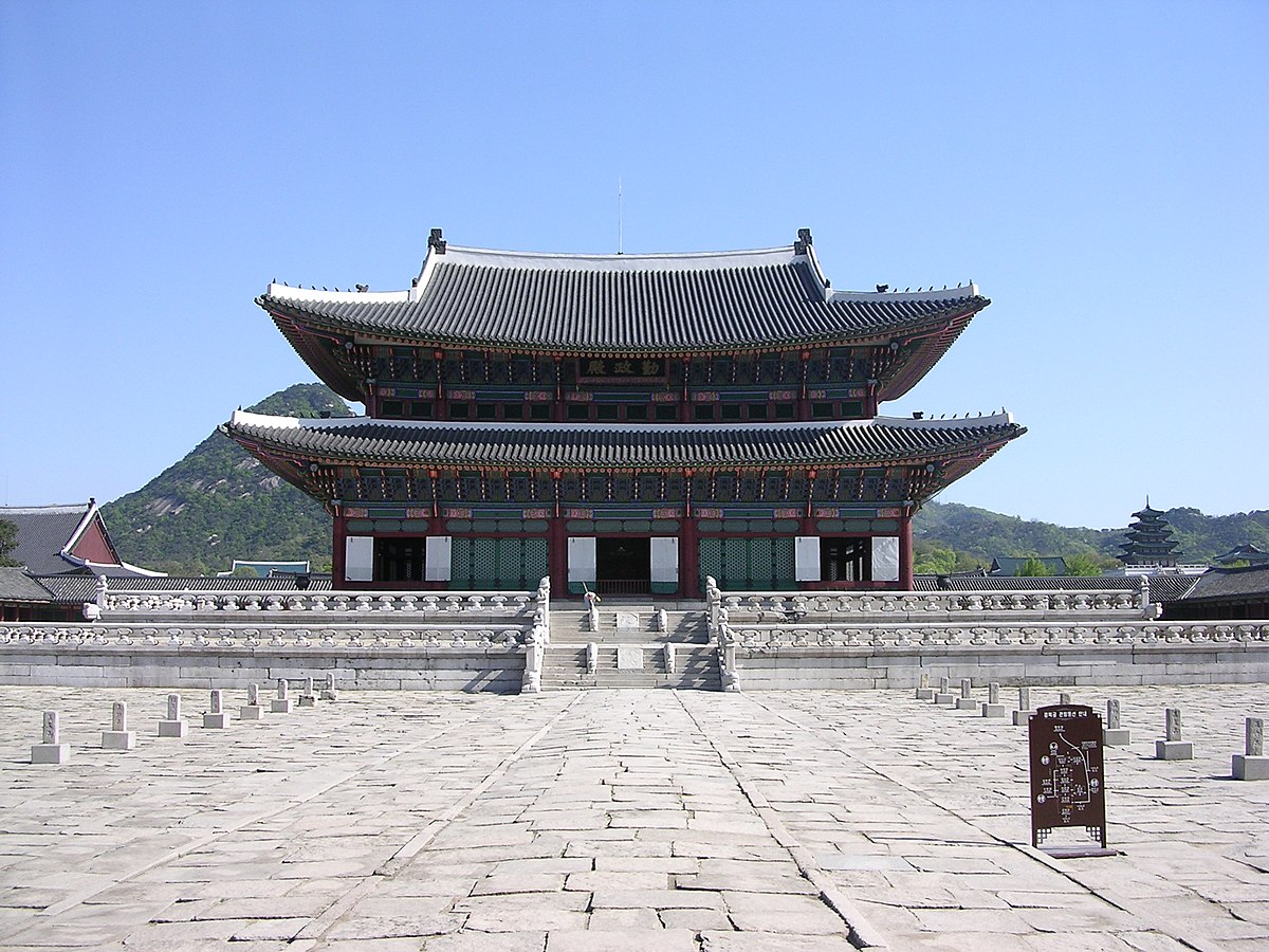 Một trong những điểm du lịch nổi tiếng nhất của Hàn Quốc à cung điện Gyeongbokgung đã dừng tất cả các tour du lịch có hướng dẫn chính thức "cho tới khi có thông báo mới", theo trang web của cung điện. Tuy nhiên những du khách tự do vẫn có thể tiến vào khu vực này.