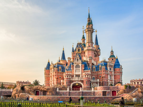 Disneyland Thượng Hải đóng cửa từ 24/1 và tới nay vẫn chưa có thông báo về ngày hoạt động trở lại. Với số ca nhiễm Covid-19 cao nhất thế giới, các điểm du lịch tại Trung Quốc có thể phải đóng cửa tới khi dịch bệnh được kiểm soát hoàn toàn.