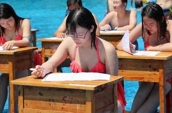 Học sinh trường trung học phổ thông&nbsp;ở Trùng Khánh mặc đồ bơi đi thi.