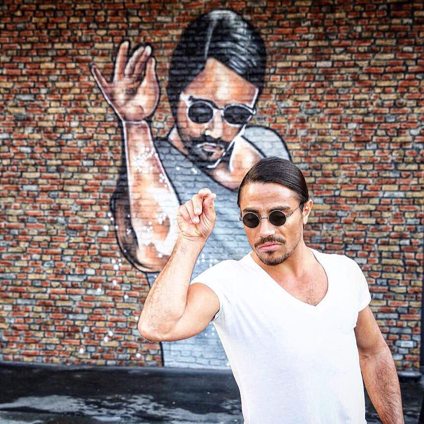 Salt Bae là biệt danh mà cư dân mạng đặt cho Nusret Gökçe, một đầu bếp người Thổ Nhĩ Kỳ.