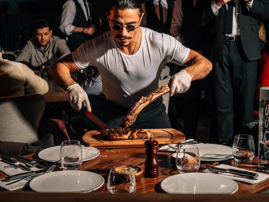 Cơ bắp, khí chất, tinh tế trong cách chế biến món ăn của Salt Bae trở thành nguồn cảm hứng cho khá nhiều "meme" nổi tiếng kể từ năm 2017.