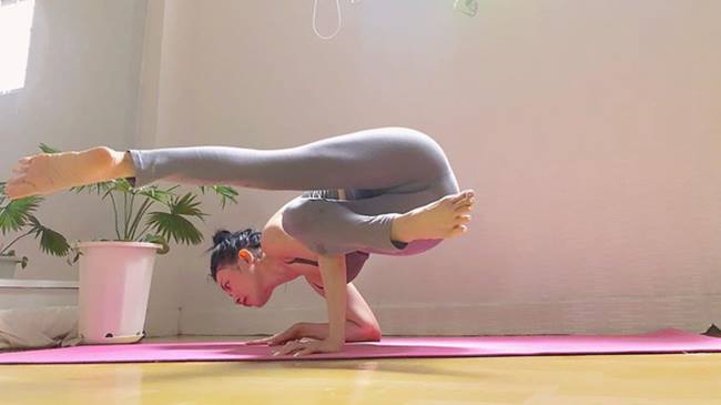 Là tín đồ của yoga lâu năm, Sĩ Thanh có cả bộ sưu tập trang phục chuyên dụng nhiều không đếm xuể. Thế nhưng, nàng ca sĩ luôn chuộng đồ tập màu da và điều này khiến người nhìn nhiều lần hiểu lầm cô mặc như không.