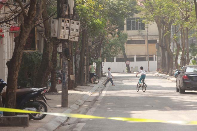 Mọi hoạt động bên trong khu cách ly vẫn diễn ra bình thường, tuy nhiên, người dân nơi đây không được phép rời khỏi nơi cư trú.