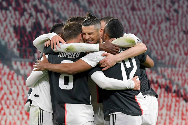 Các đồng đội Juventus ăn mừng cùng Ronaldo