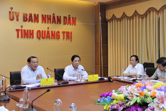 Bí thư Tỉnh ủy Quảng Trị Nguyễn Văn Hùng (ngoài cùng bên trái) tại cuộc họp sáng 10-3