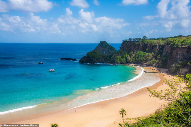 Baia do Sancho, Brazil: Hơn 91% độc giả được hỏi trên tạp chí du lịch Tripadvisor đánh giá bãi biển này “tuyệt vời”.
