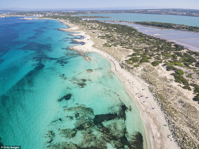 Playa de Ses Illetes, Tây Ban Nha: Với dải cát dài, &nbsp;Playa de Ses Illetes thực sự là thiên đường dành cho những thích tắm biển. Một điểm cộng nữa là nước ở đây nông và sóng nhẹ.
