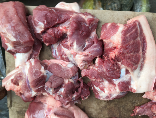 Giá thịt lợn tại các chợ dân sinh trên địa bàn Hà Nội vẫn dao động từ 160.000đ – 180.000đ/kg