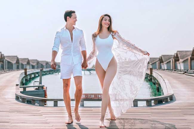 Nếu không phải set bikini thì cả monokini cũng được Hà Hồ chọn loại tối giản, nhấn vào eo để lộ cơ thể với cấu trúc khác thường. Khi chụp cạnh Kim Lý người ta thấy hông cô thậm chí còn lớn hơn hông bạn trai.