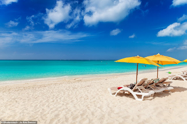 Vịnh Grace, Turks & Caicos: Bãi biển này nổi tiếng với cát trắng mịn và nước biển trong xanh.
