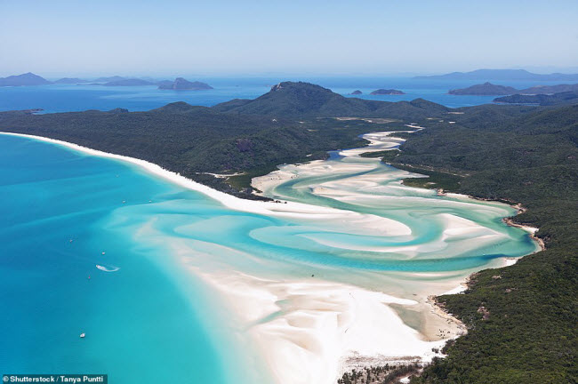 Whitehaven, Australia: Nằm ở trung tâm của rạn san hô Great Barrier, bãi biển Whitehaven vẫn giữ được vẻ đẹp nguyên sơ. Du khách chỉ có thể tiếp cận nơi đây bằng tàu hay máy bay trực thăng&nbsp; và thủy phi cơ.
