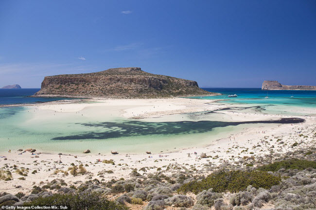 Balos Lagoon, Hi Lạp: Để tới được bãi biển này, du khách cần di chuyển bằng xe địa hình băng qua đường đất, trước khi đi bộ khoảng 1km. Nhưng đổi lại, bạn có cơ hội trải nghiệm bãi biển đẹp như thiên đường dưới hạ giới.
