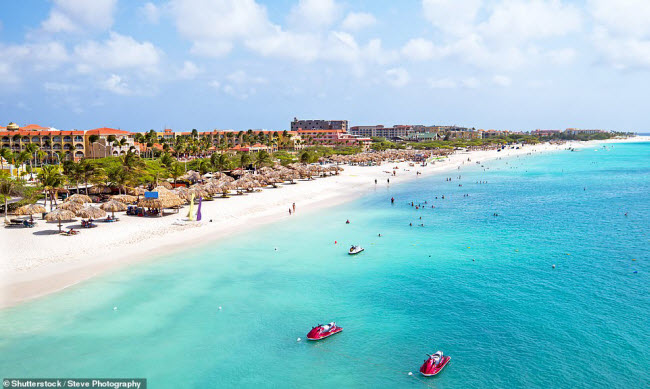 Eagle, Aruba: Bãi biển dài nhiều km với cát trắng mịn cùng những hàng cây xanh mát khiến du khách thực sự hài lòng khi tới đây.
