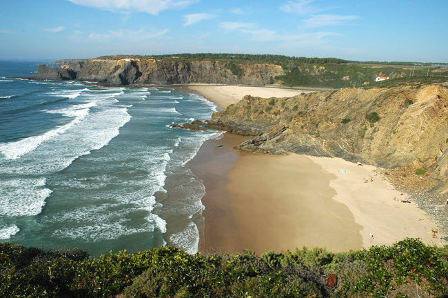 6. Bãi biển &nbsp;Praia des Adegas, Algarve, Bồ Đào Nha.