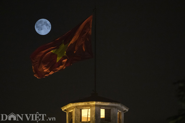 Rạng sáng 10/3, những người yêu thiên văn ở Hà Nội đã được ngắm siêu trăng lần thứ 2 trong năm.