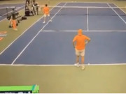 Thể thao - Tennis có một không hai: Ghi điểm khi đang...đứng bên sân khác