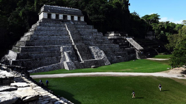 Du khách tham quan một ngôi đền nằm trong thành phố của người Mayan cổ đại ở Palenque, Mexico.
